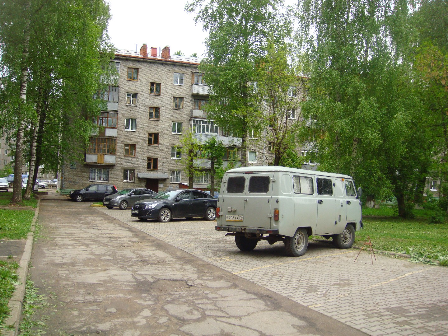 обл. Вологодская, г. Череповец, ул. Архангельская, д. 37-придомовая территория