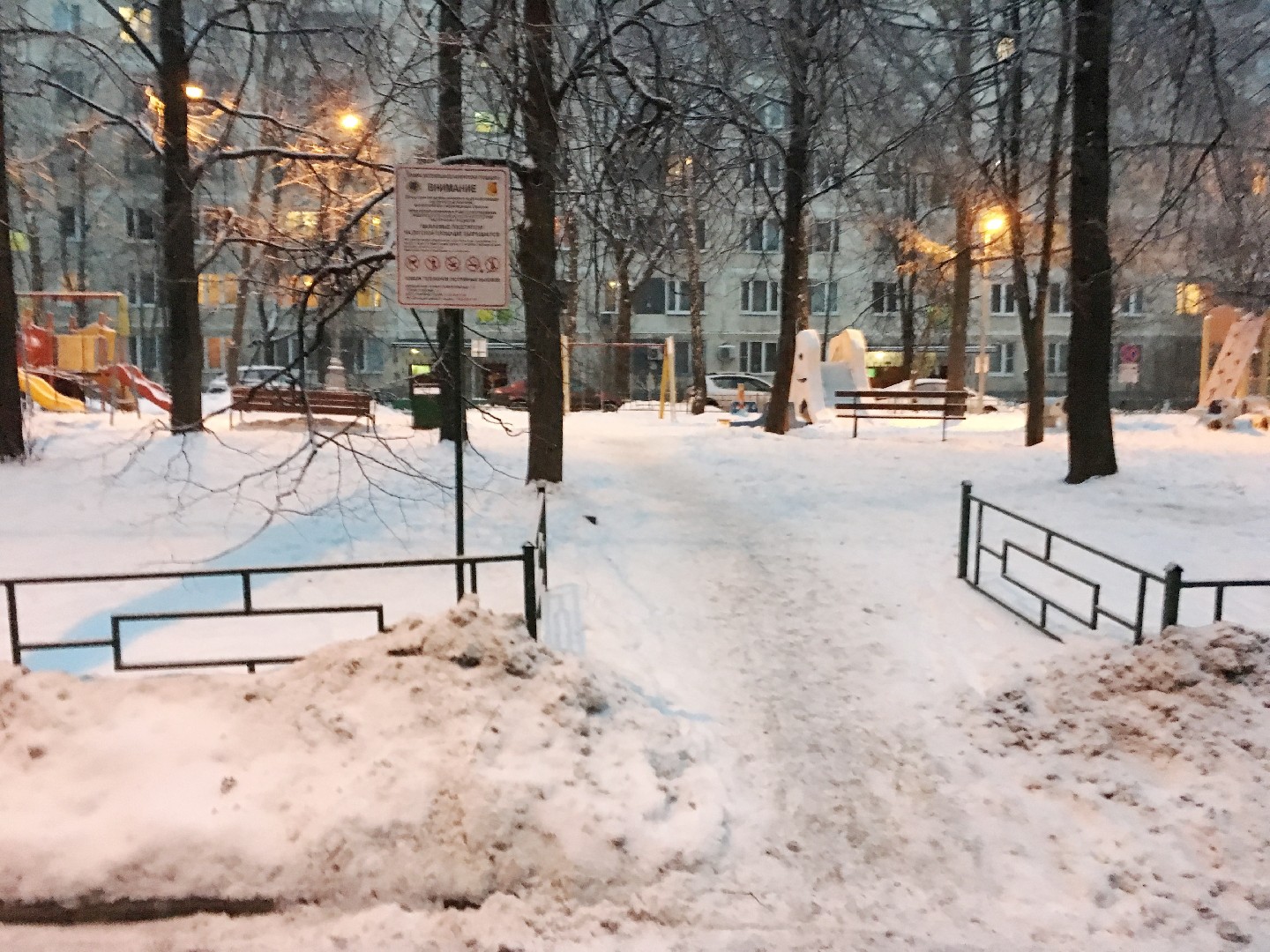 г. Москва, ул. 50 лет Октября, д. 5, к. 3-придомовая территория