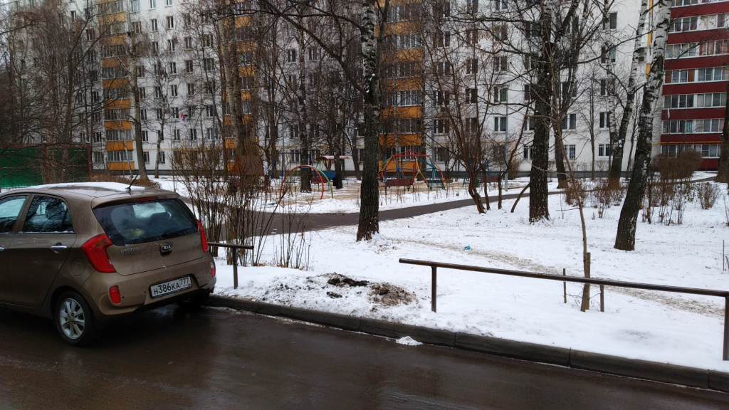 г. Москва, ул. 50 лет Октября, д. 17-придомовая территория