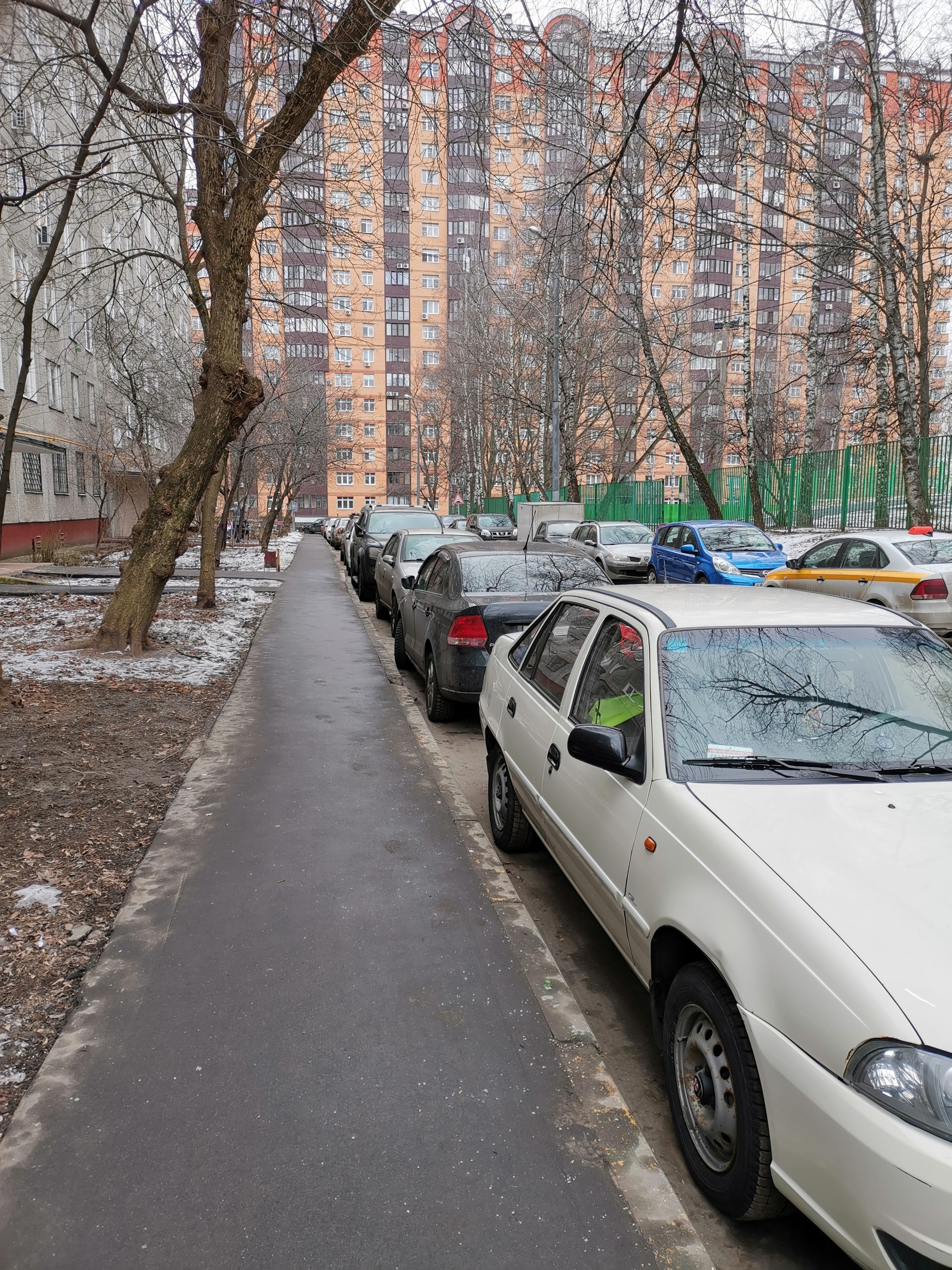 г. Москва, ул. Академика Волгина, д. 13-придомовая территория