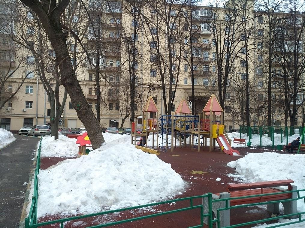 г. Москва, ул. Академика Петровского, д. 3-придомовая территория