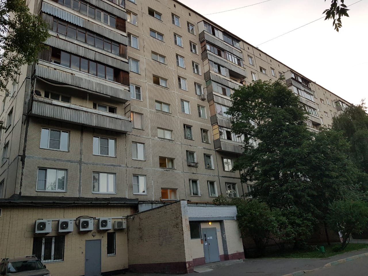 г. Москва, ш. Аминьевское, д. 32-вход снаружи