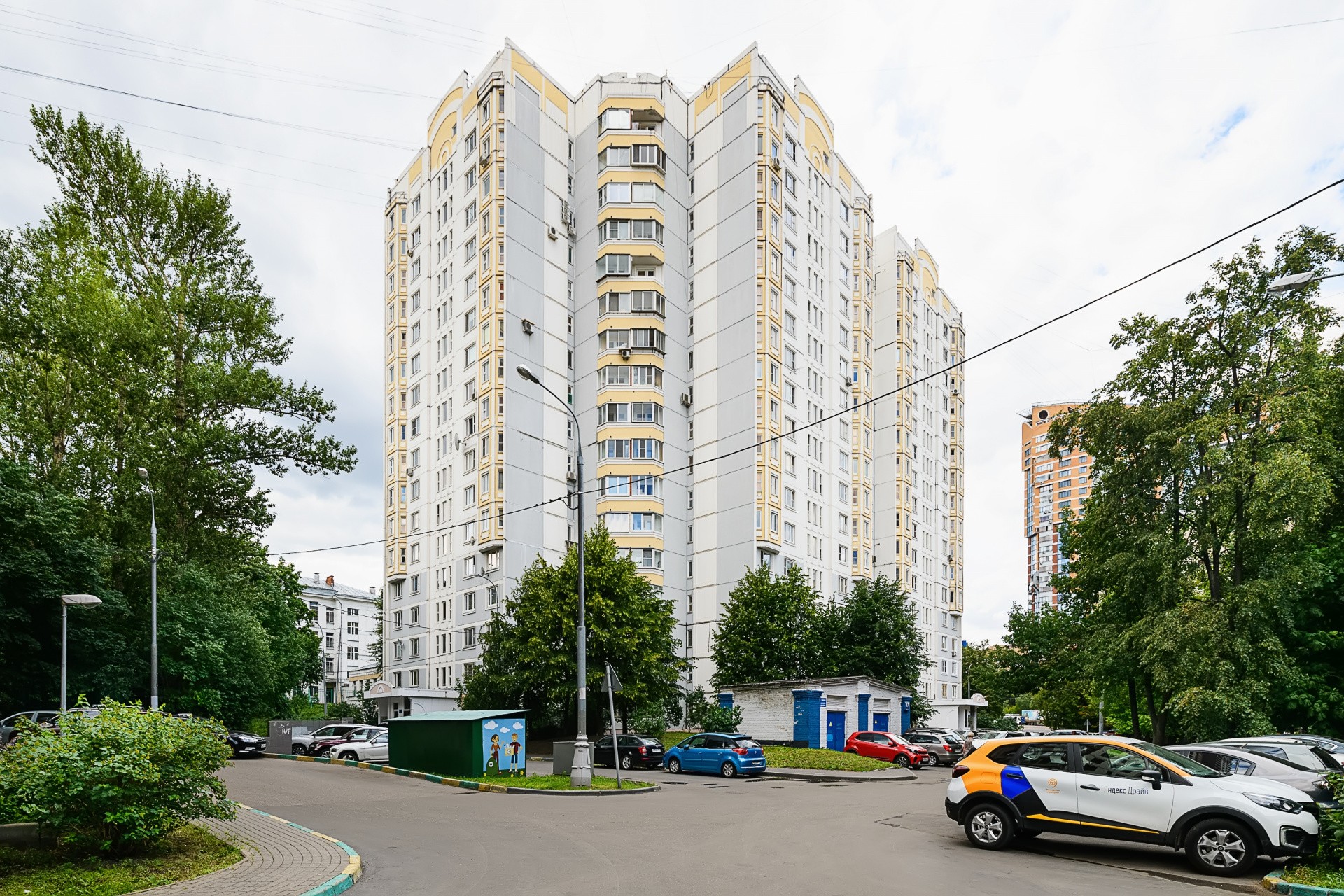 г. Москва, ул. Архитектора Власова, д. 17, к. 1-фасад здания