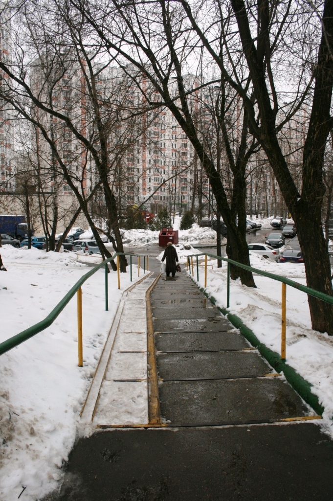 г. Москва, ул. Беловежская, д. 17-придомовая территория