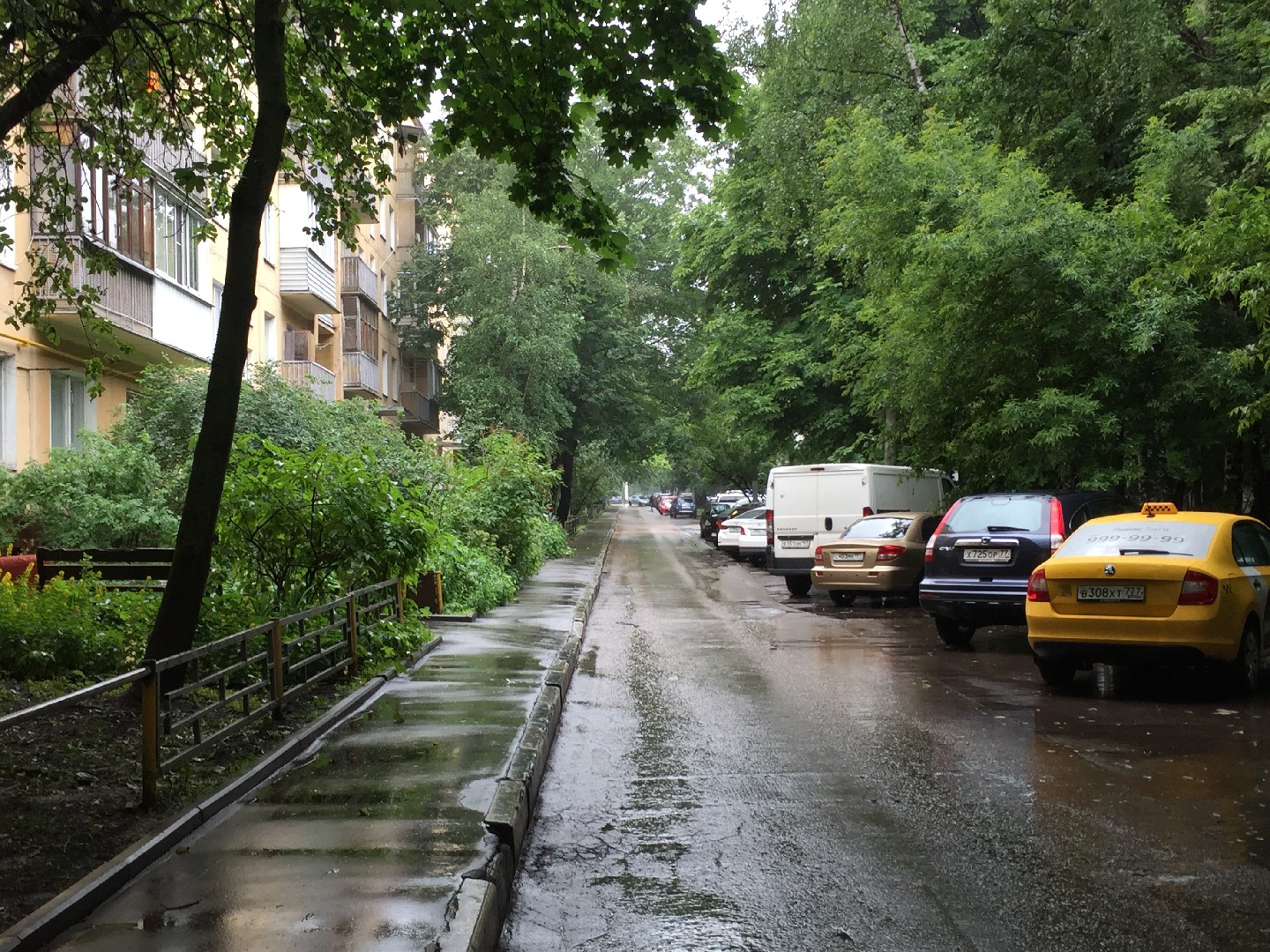 г. Москва, ул. Введенского, д. 26, к. 3-придомовая территория