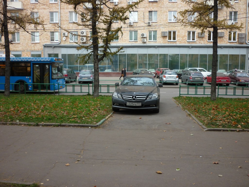 г. Москва, ул. Всеволода Вишневского, д. 11-придомовая территория