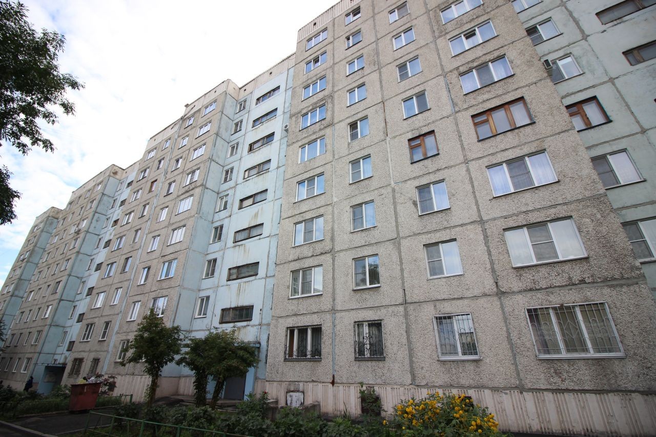 край. Алтайский, г. Барнаул, ул. Гущина, д. 77-фасад здания