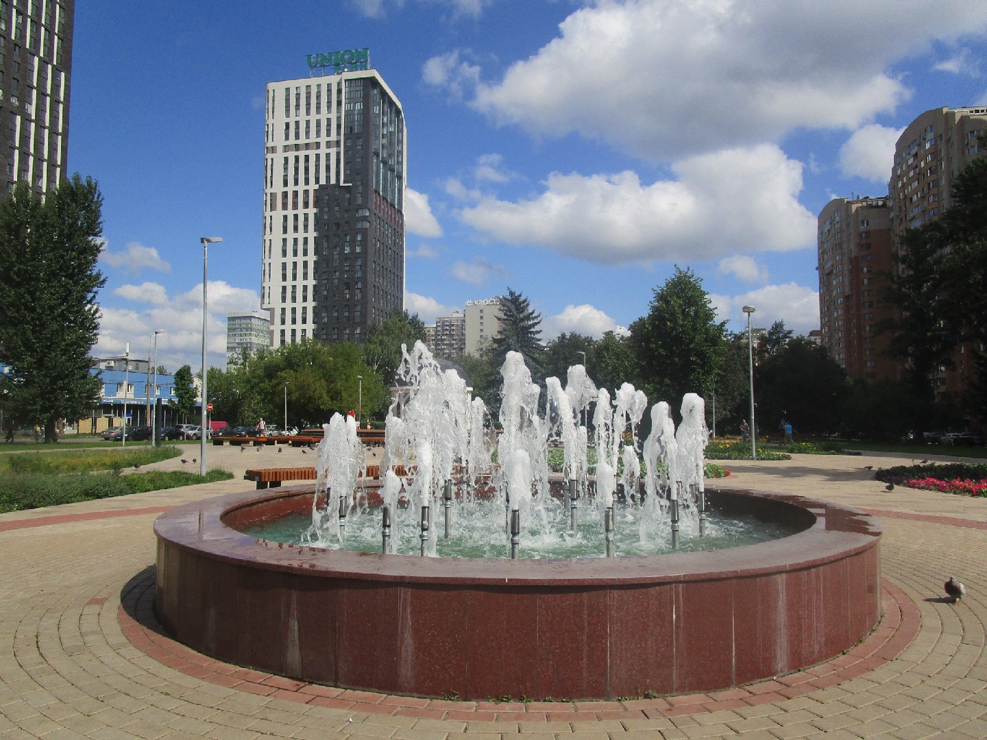 г. Москва, б-р. Генерала Карбышева, д. 15-придомовая территория