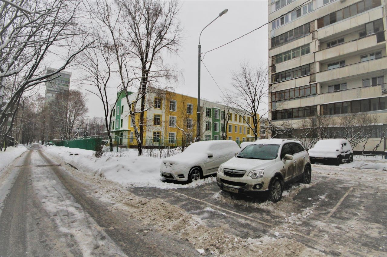 г. Москва, б-р. Генерала Карбышева, д. 15, к. 2-придомовая территория