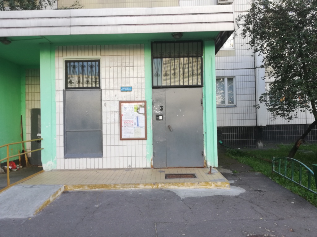 г. Москва, ул. Гурьянова, д. 69, к. 2-вход снаружи