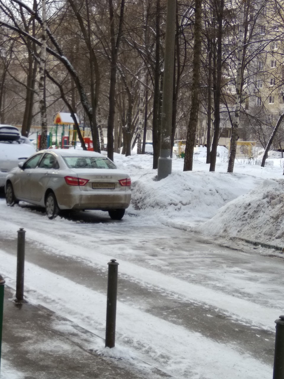 г. Москва, ул. Домодедовская, д. 22, к. 3-придомовая территория