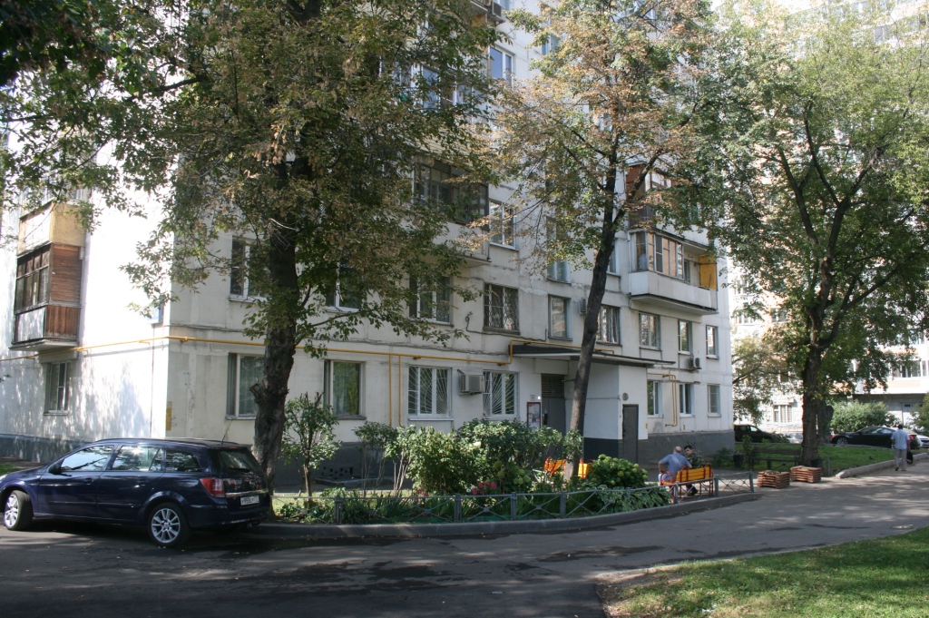 г. Москва, ш. Загородное, д. 10, к. 5-придомовая территория