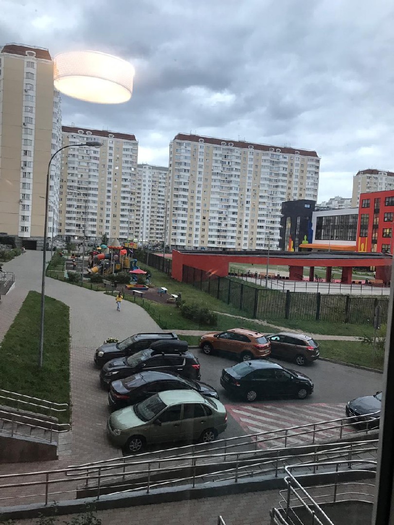 г. Москва, пр-кт. Защитников Москвы, д. 8-придомовая территория