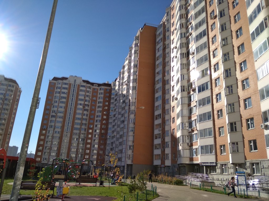 г. Москва, пр-кт. Защитников Москвы, д. 8-фасад здания