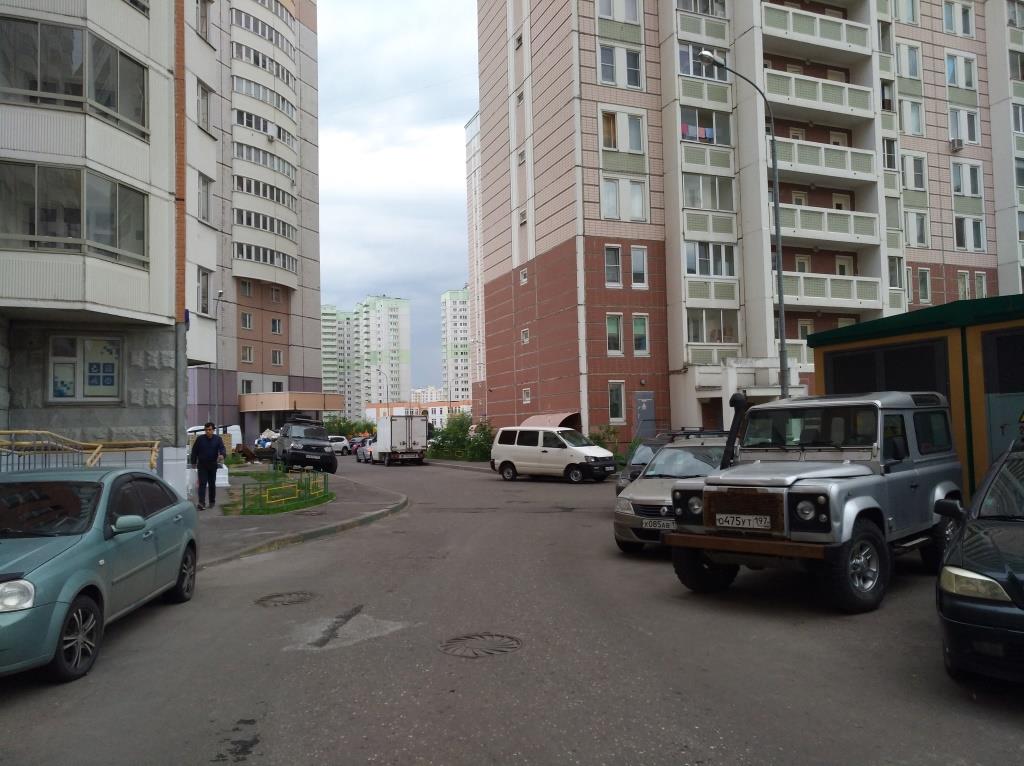 г. Москва, пр-кт. Защитников Москвы, д. 9, к. 1-придомовая территория