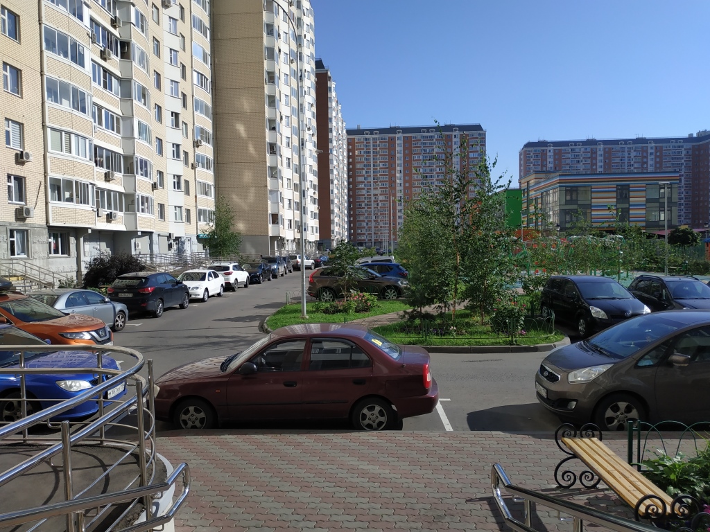 г. Москва, пр-кт. Защитников Москвы, д. 12-придомовая территория