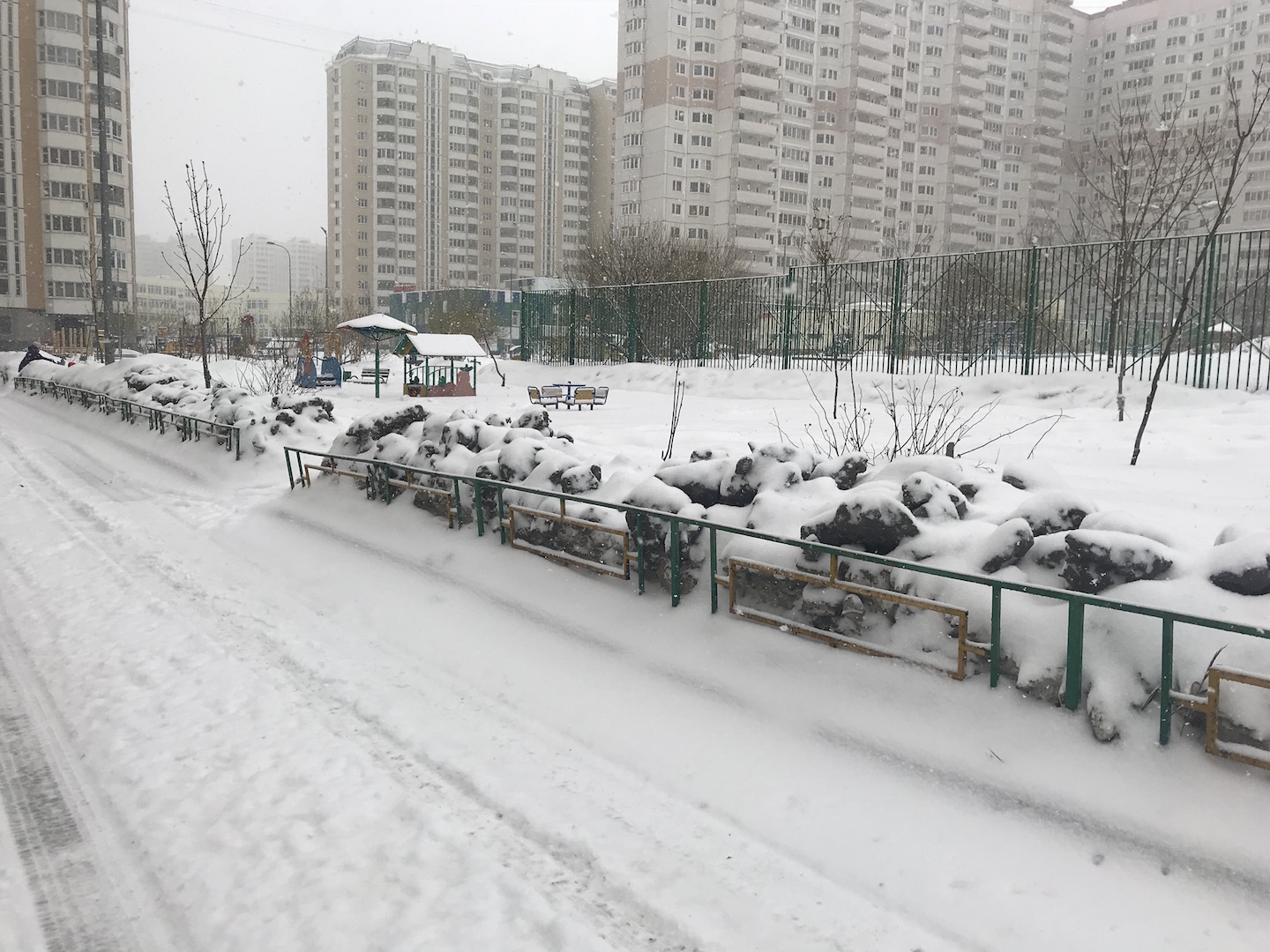 г. Москва, пр-кт. Защитников Москвы, д. 13-придомовая территория