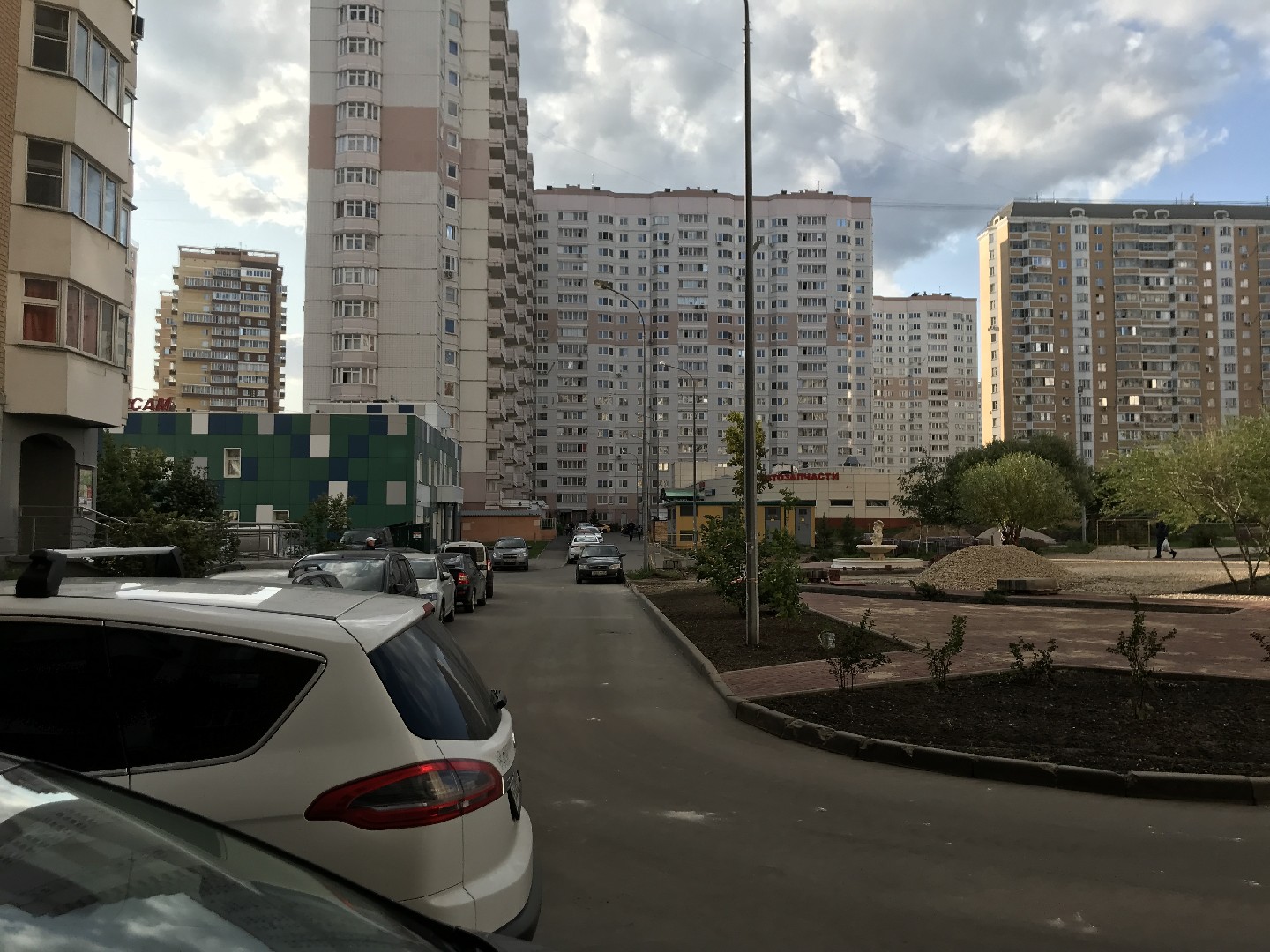 г. Москва, пр-кт. Защитников Москвы, д. 13-придомовая территория