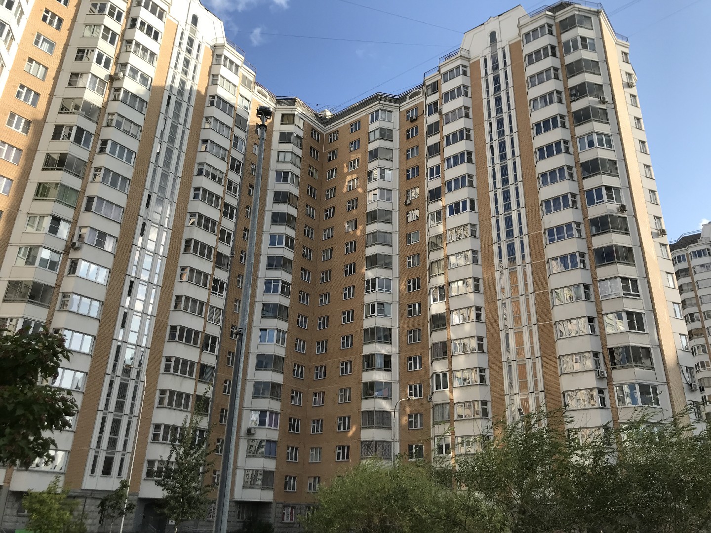 г. Москва, пр-кт. Защитников Москвы, д. 13-фасад здания