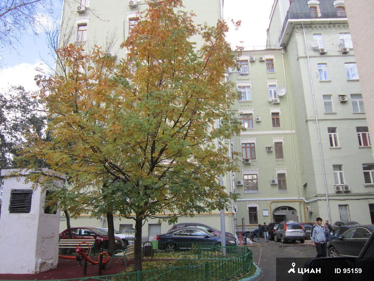 г. Москва, ул. Знаменка, д. 15-фасад здания