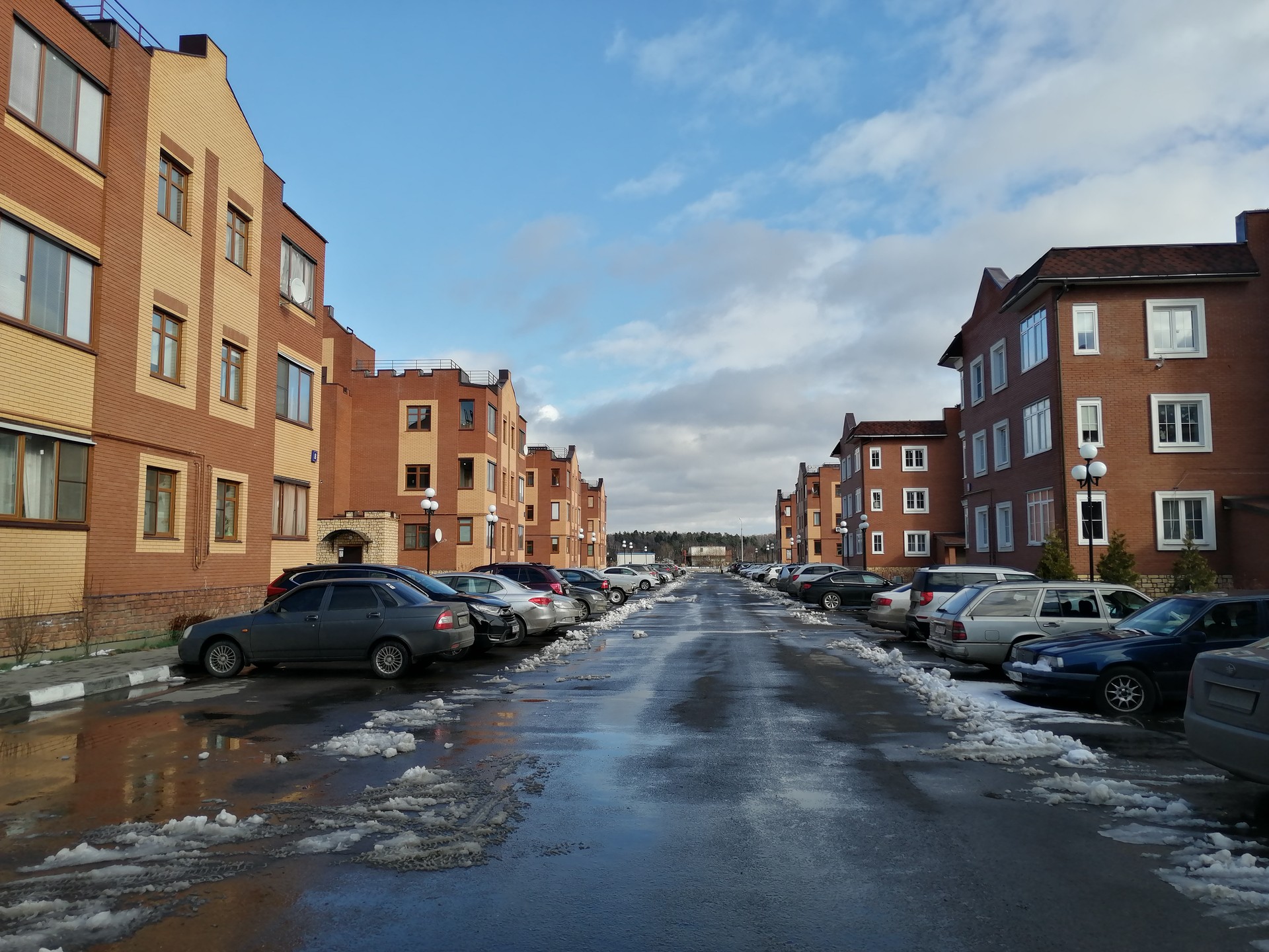 г. Москва, п. Краснопахорское, д. Раево, ул. Джонатана Свифта, д. 8-придомовая территория