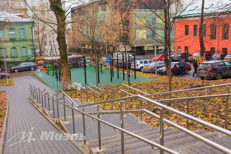 г. Москва, ул. Крымский Вал, д. 8-придомовая территория