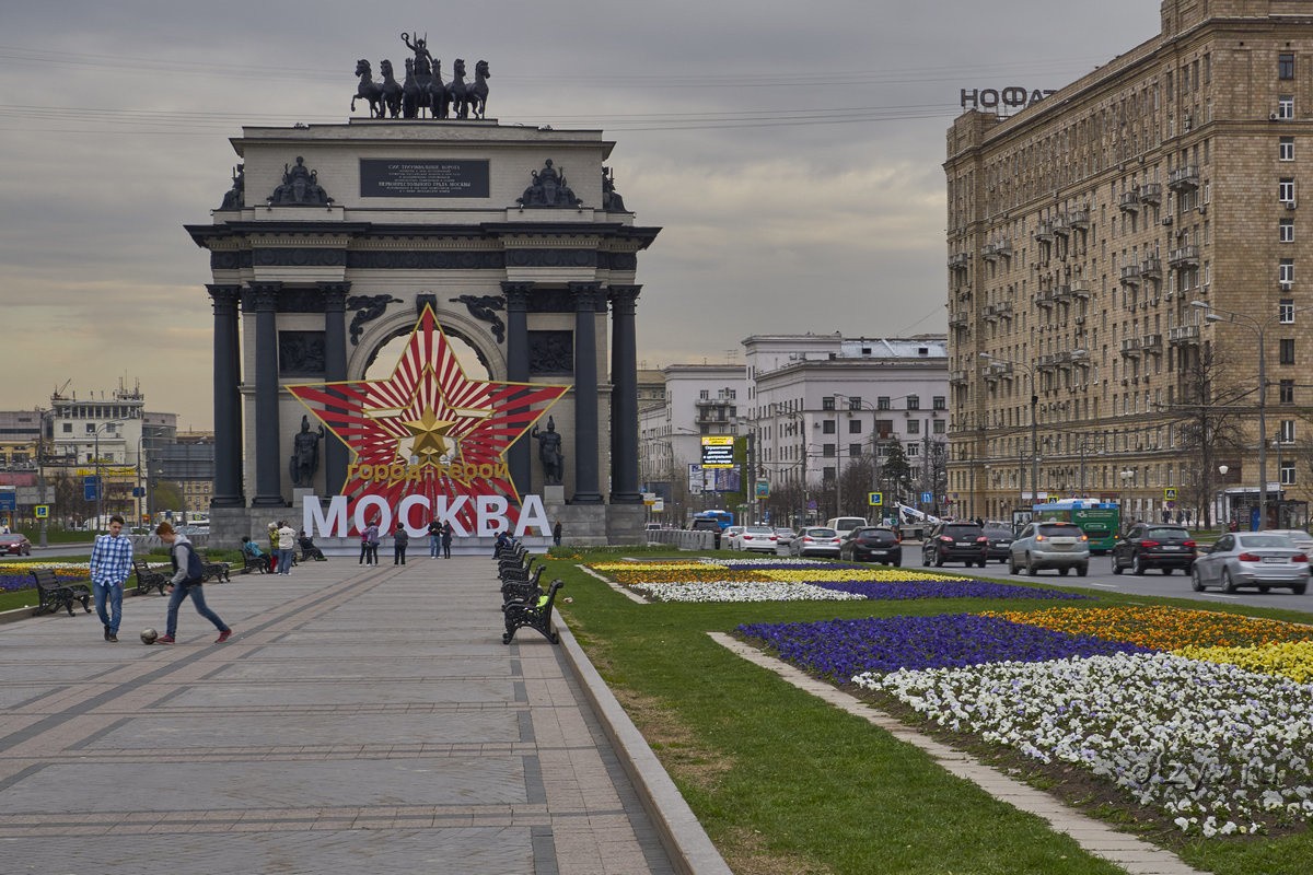 г. Москва, пр-кт. Кутузовский, д. 15-придомовая территория