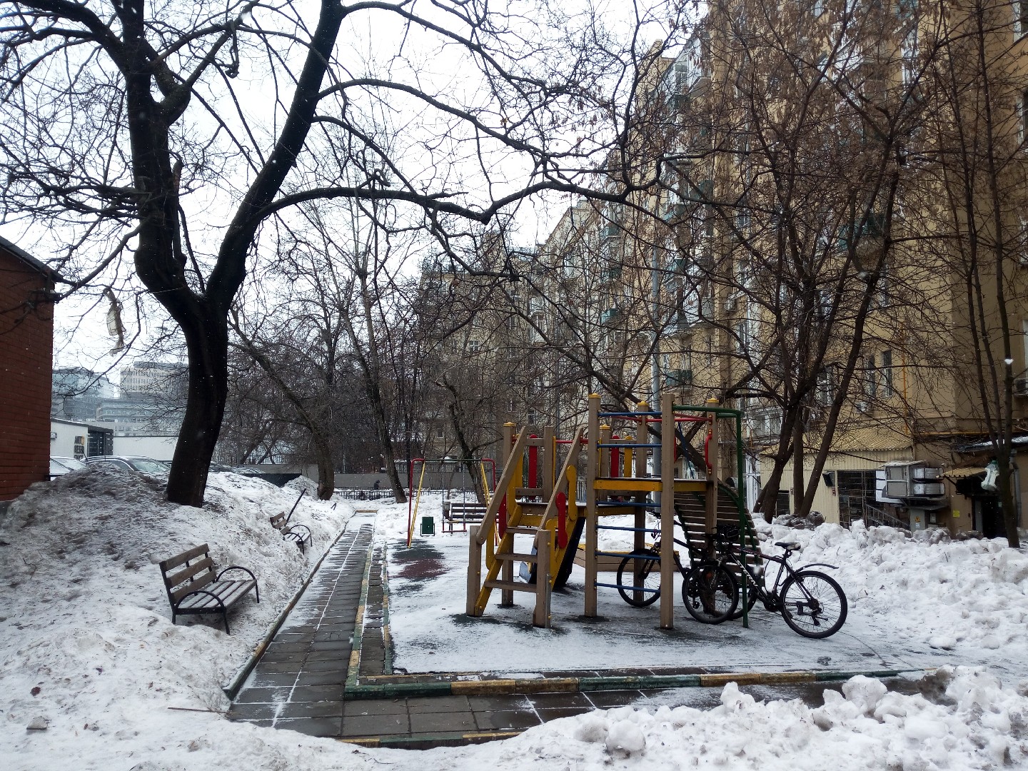 г. Москва, пр-кт. Ленинградский, д. 12-придомовая территория