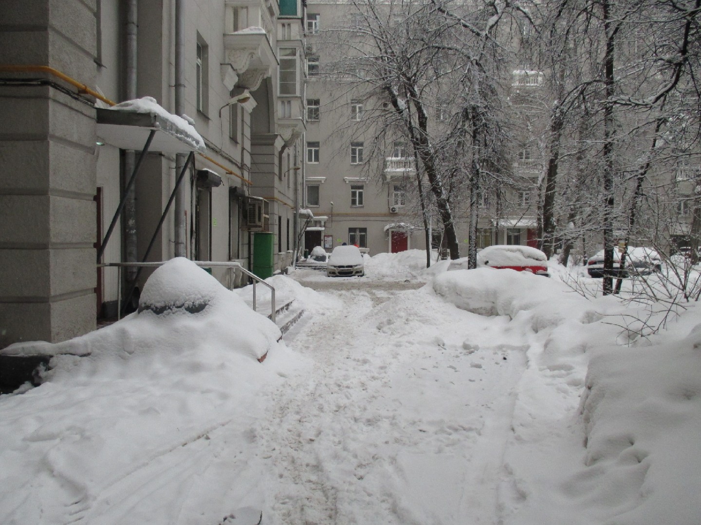 г. Москва, пр-кт. Ленинградский, д. 62-придомовая территория