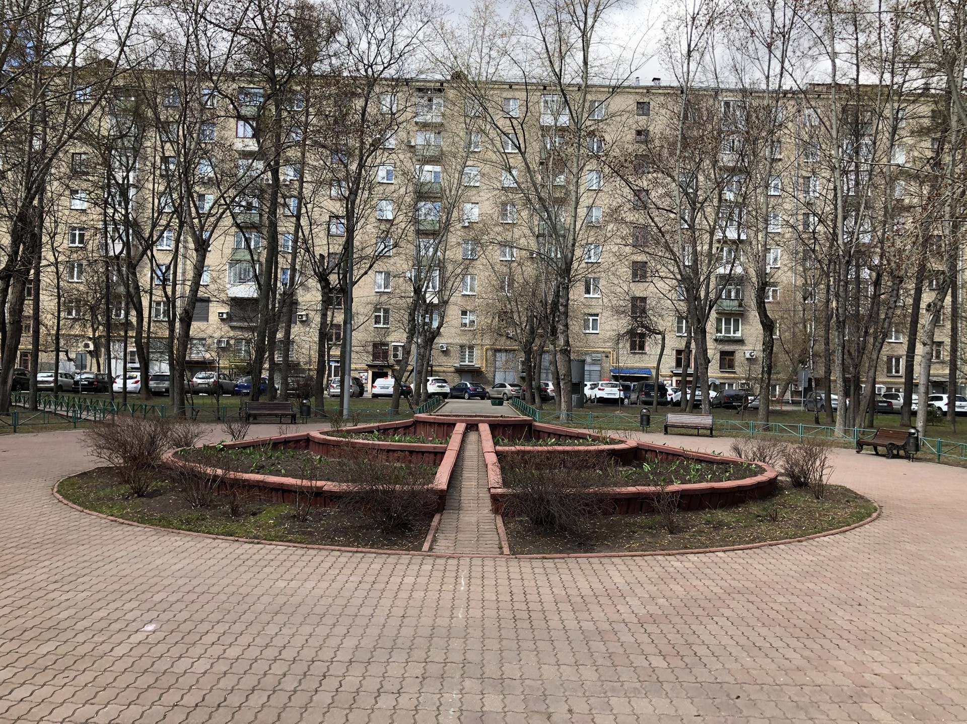 г. Москва, пр-кт. Ломоносовский, д. 23-придомовая территория