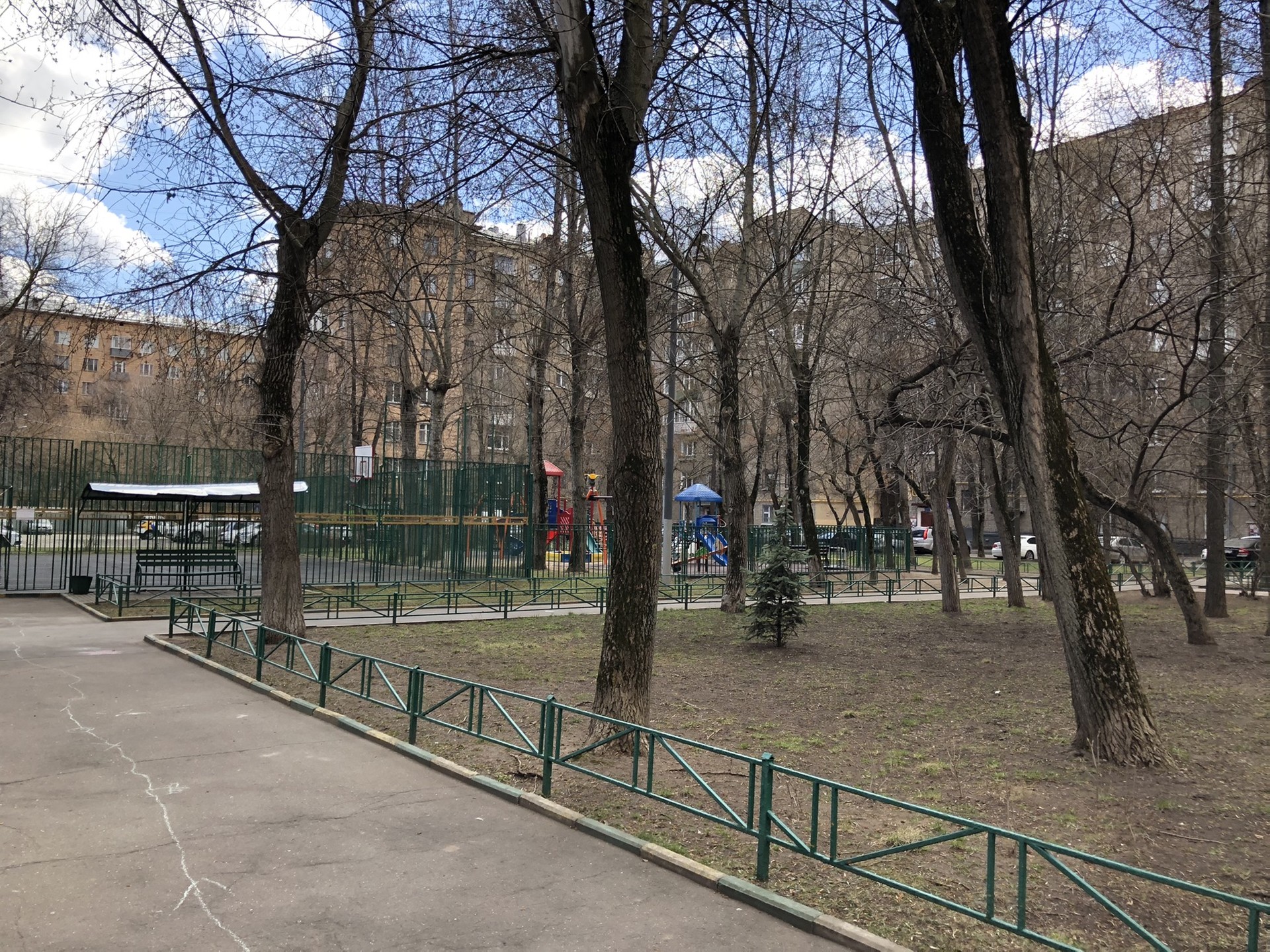 г. Москва, пр-кт. Ломоносовский, д. 23-придомовая территория