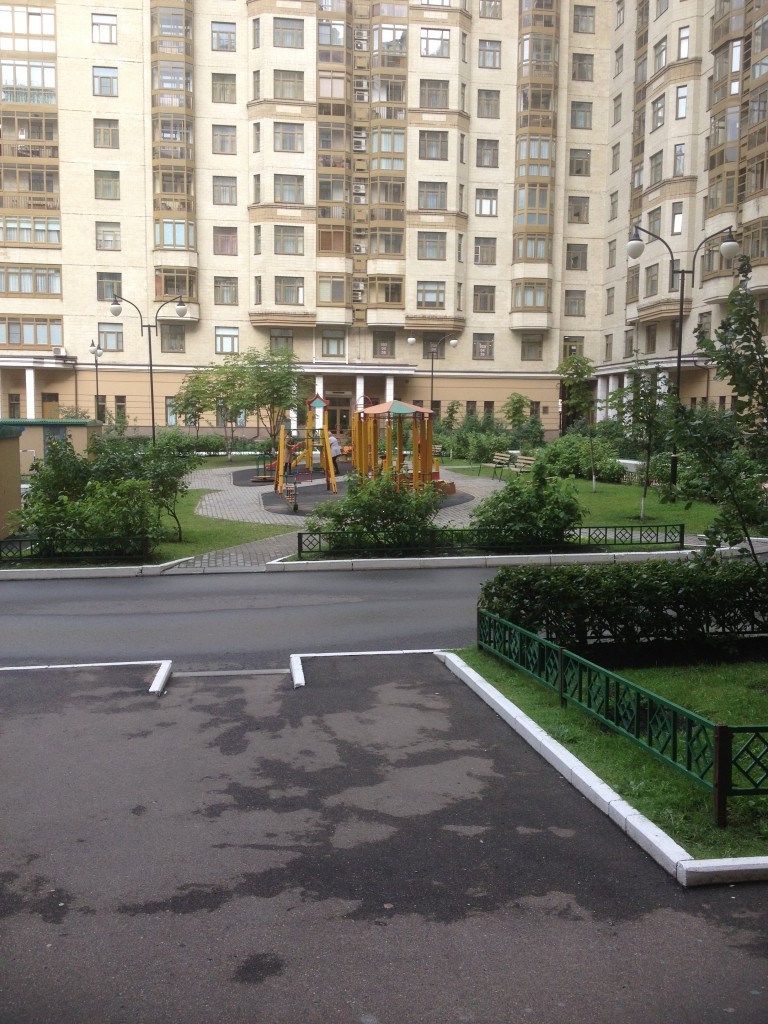 г. Москва, пр-кт. Ломоносовский, д. 29, к. 1-придомовая территория