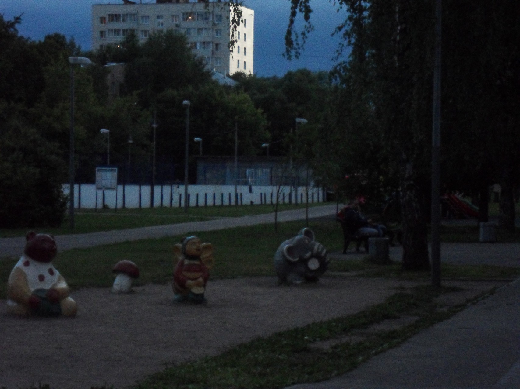 г. Москва, б-р. Матроса Железняка, д. 11А-придомовая территория