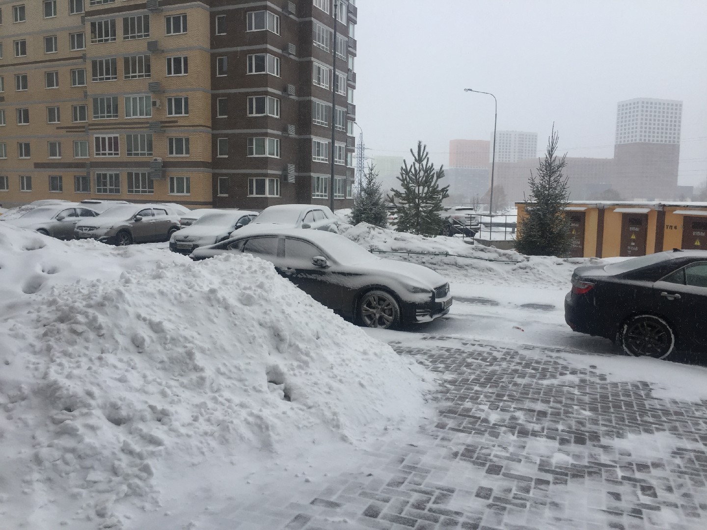 г. Москва, п. Московский, д. Говорово, ул. Татьянин Парк, д. 15, к. 2-придомовая территория