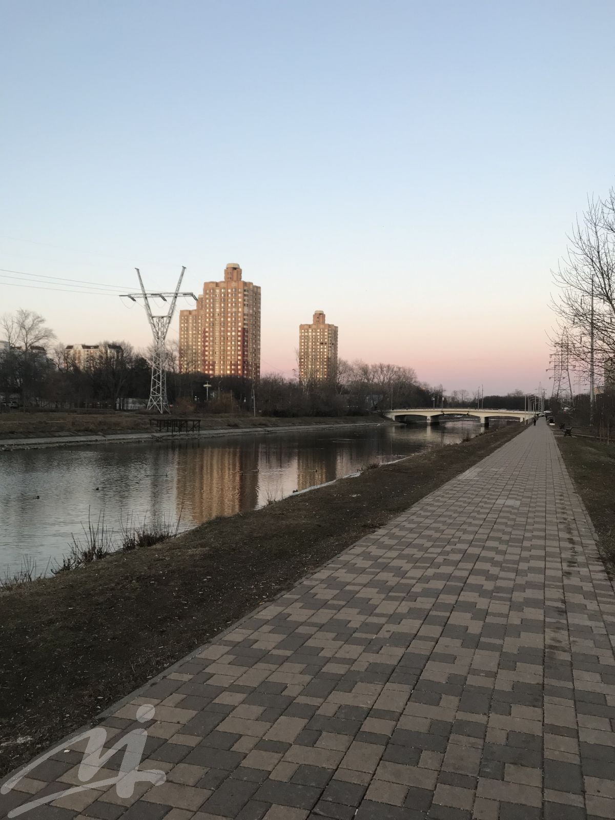 г. Москва, ул. Набережная М., д. 17/22-придомовая территория