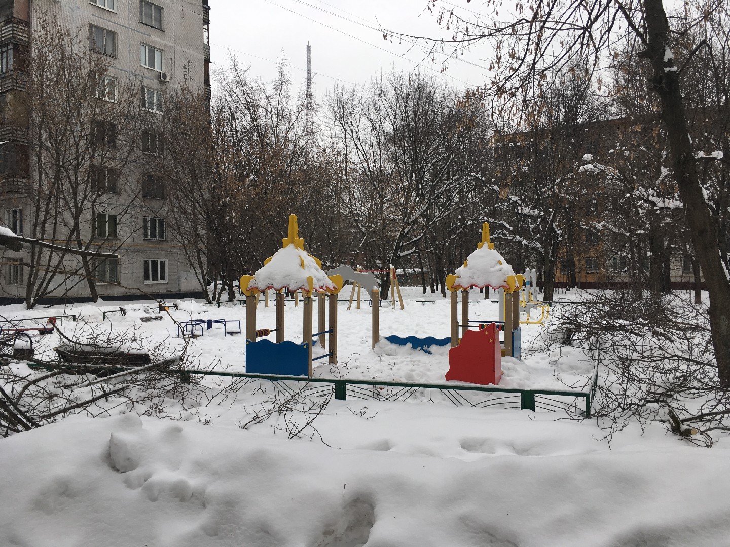 г. Москва, ул. Народного Ополчения, д. 20, к. 1-придомовая территория