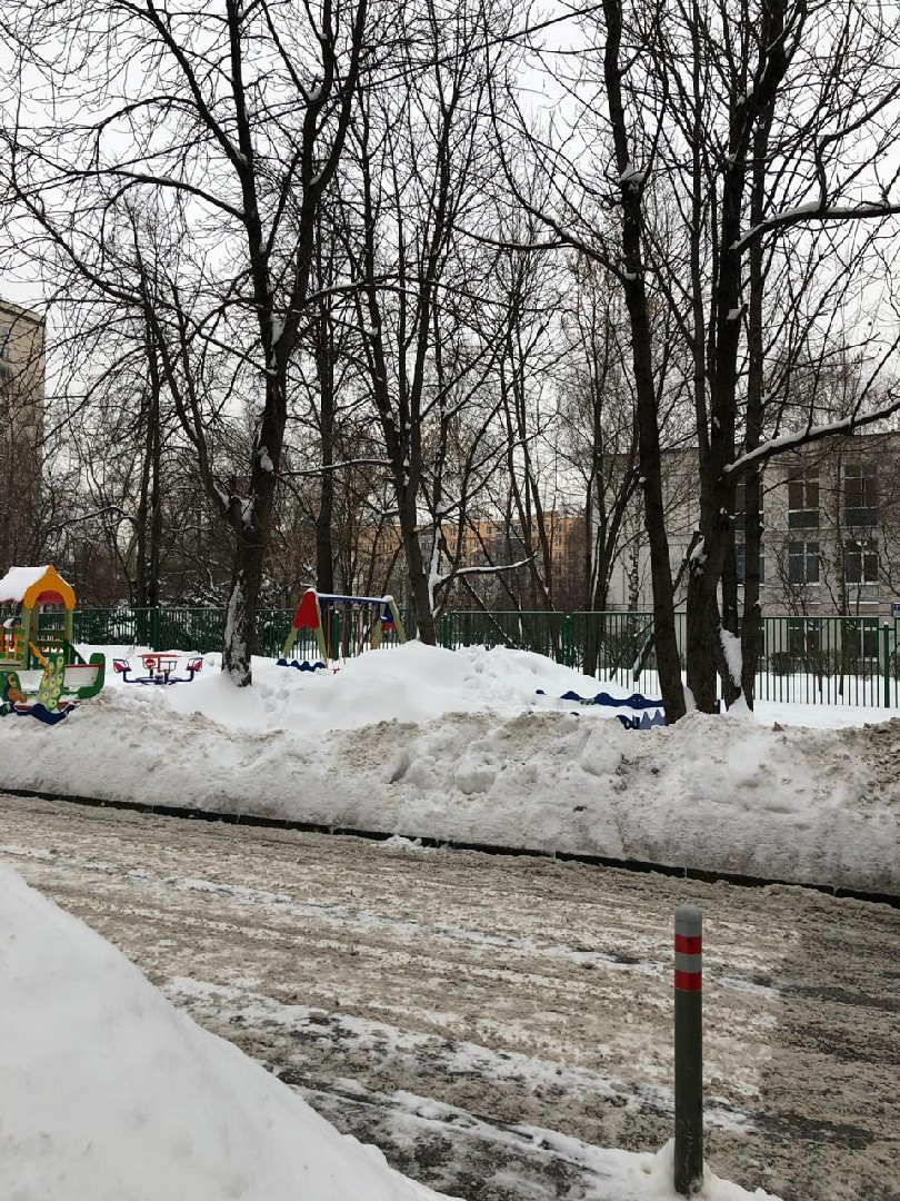 г. Москва, ул. Народного Ополчения, д. 27, к. 1-придомовая территория