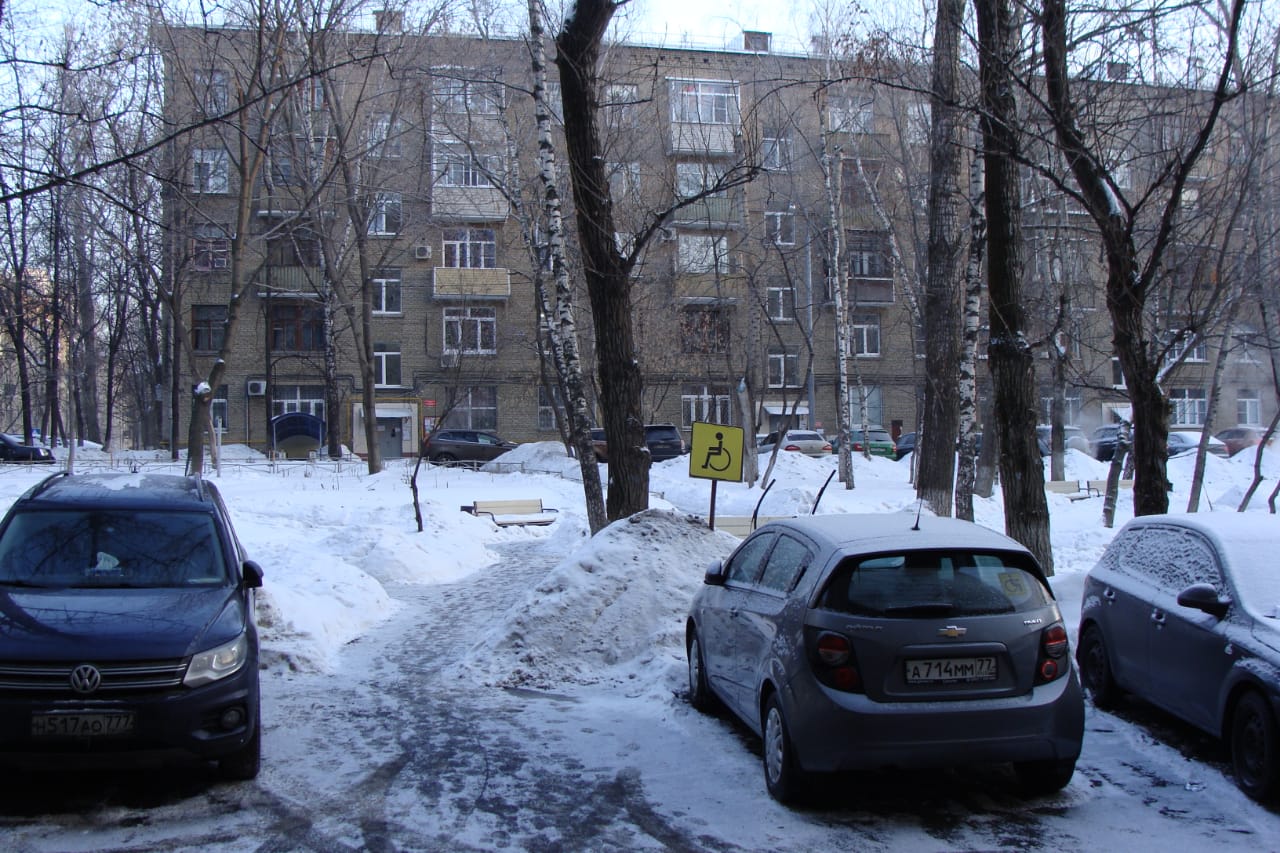 г. Москва, пр-кт. Нахимовский, д. 52/27-придомовая территория