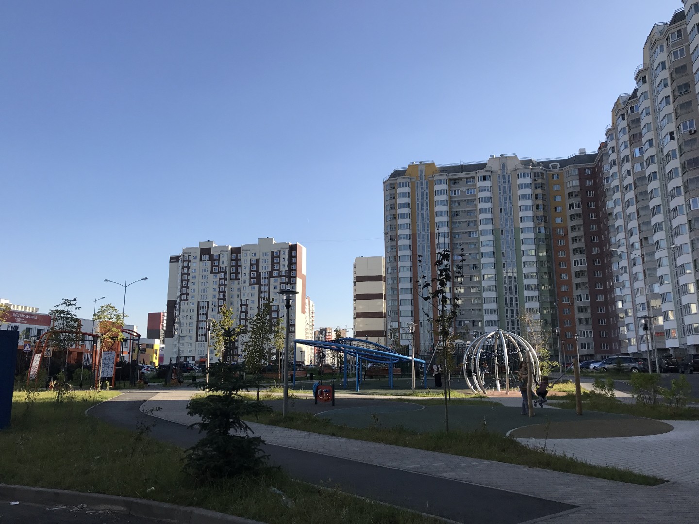 г. Москва, пр-кт. Нововатутинский (п.Десеновское), д. 14-придомовая территория