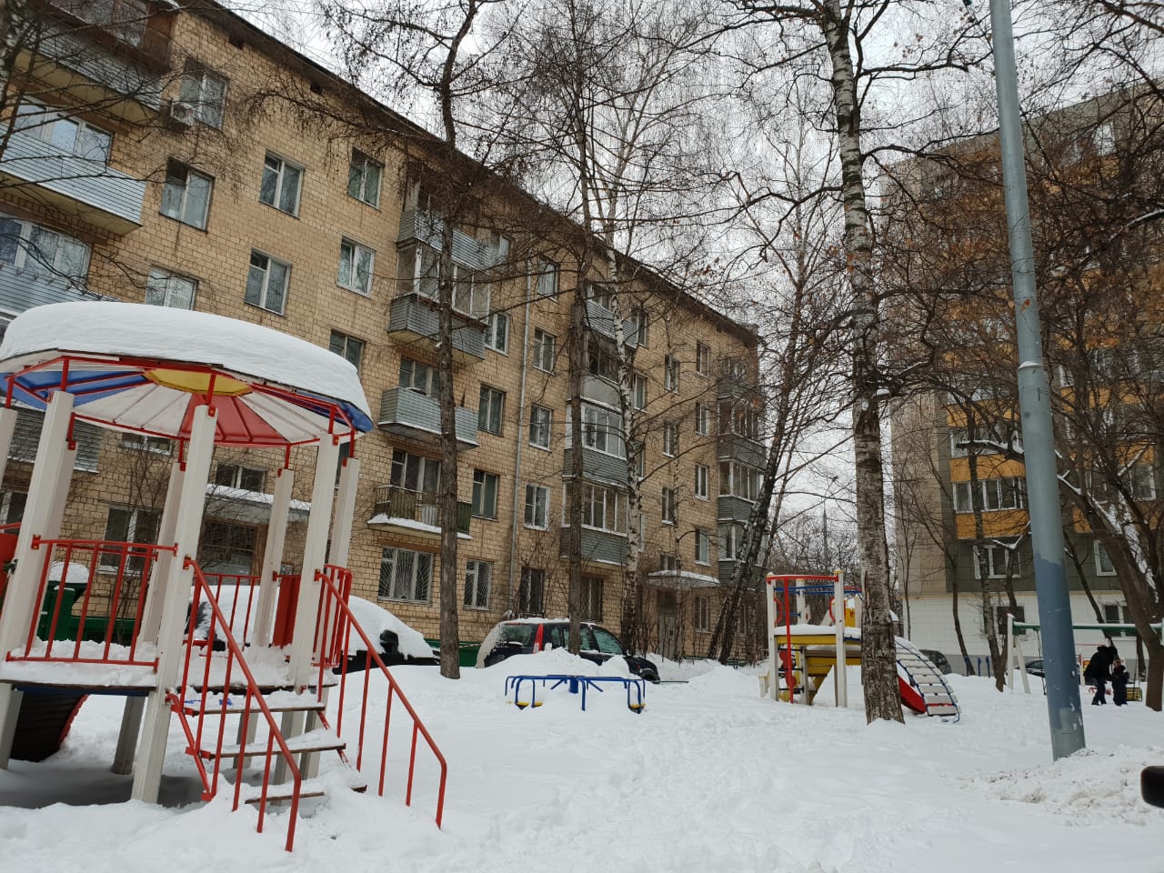 г. Москва, проезд. Новомихалковский 4-й, д. 8А-придомовая территория