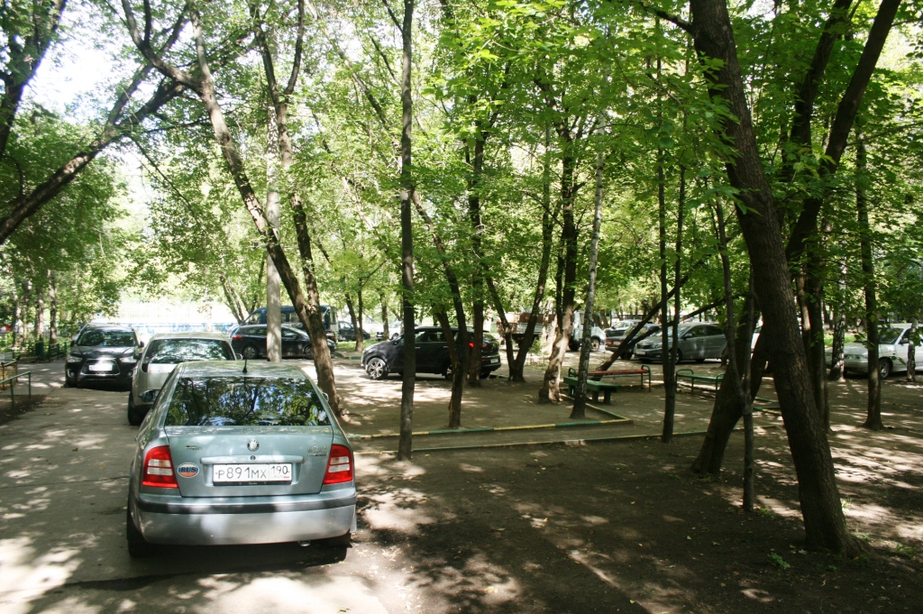 г. Москва, ш. Очаковское, д. 8, к. 3-придомовая территория