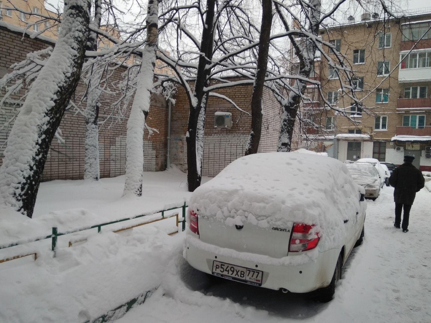 г. Москва, ул. Первомайская, д. 81-придомовая территория