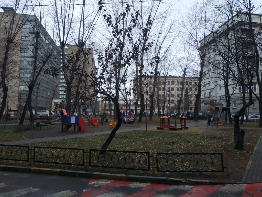 г. Москва, ул. Плеханова, д. 3, к. 1-придомовая территория