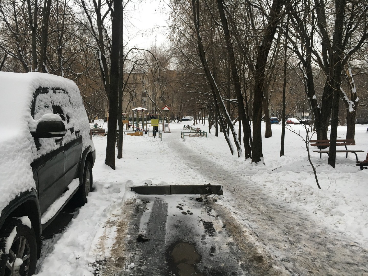 г. Москва, ул. Радужная, д. 16-придомовая территория