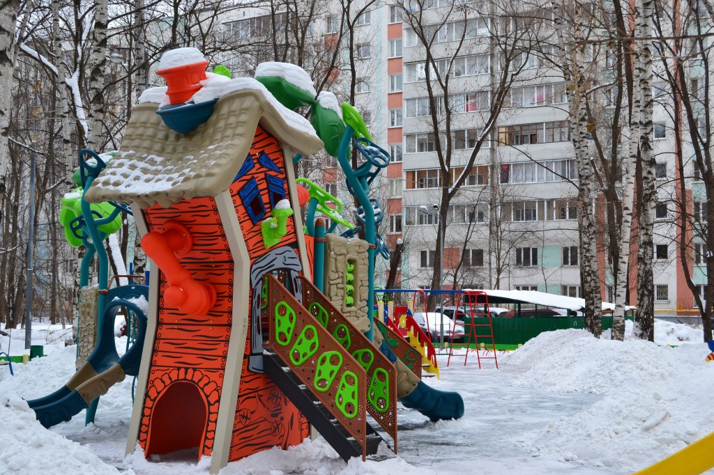 г. Москва, ул. Свободы, д. 81, к. 2-придомовая территория