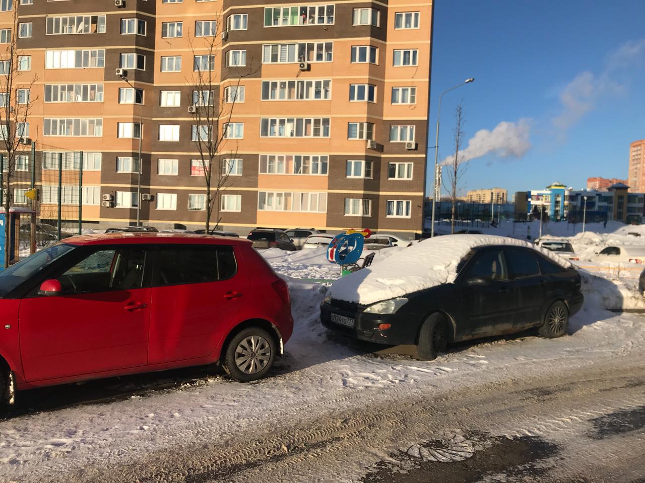 г. Москва, п. Сосенское, п. Коммунарка, ул. Лазурная, д. 14.-придомовая территория