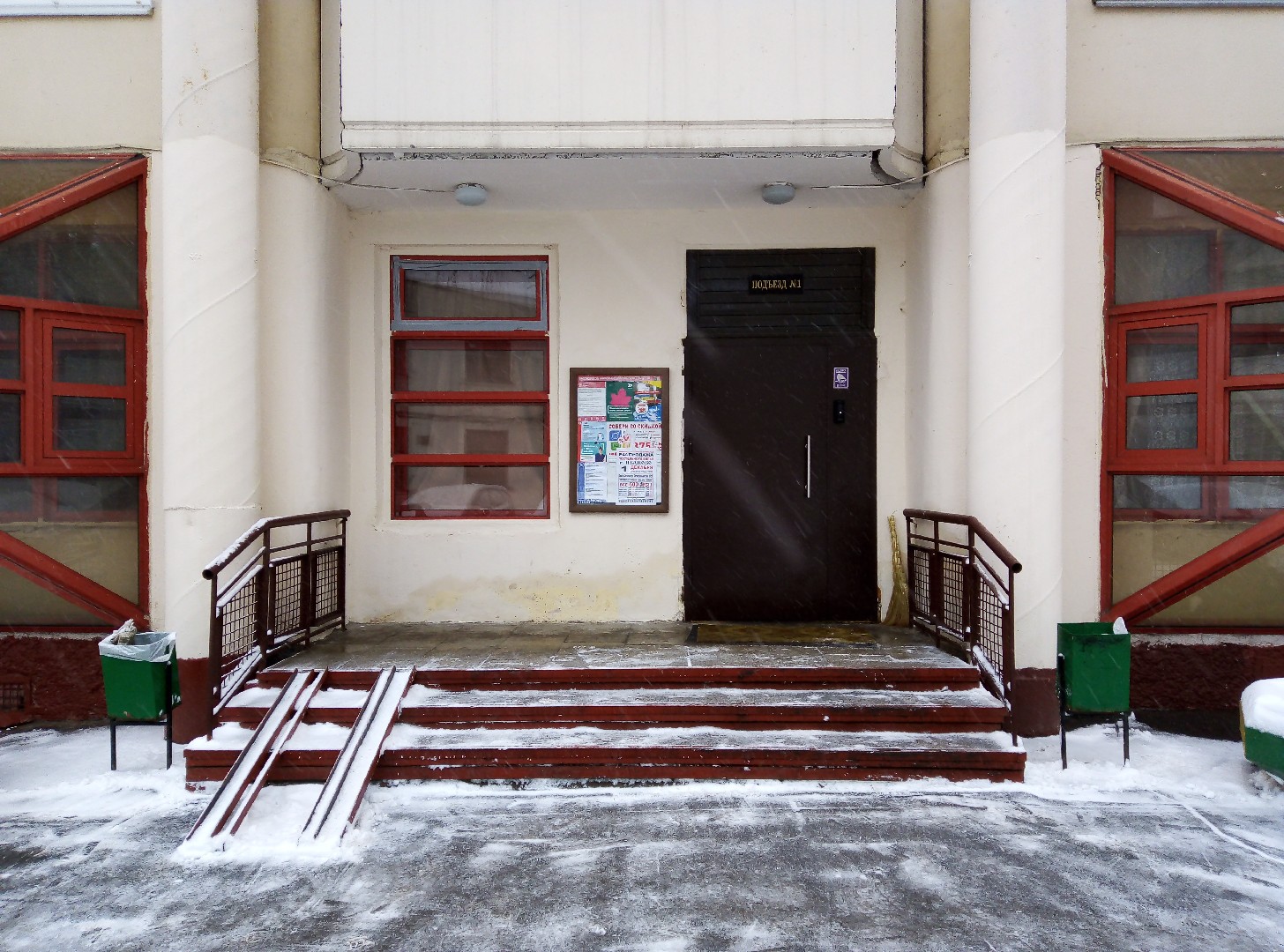 г. Москва, проезд. Старопетровский, д. 10Б-вход снаружи