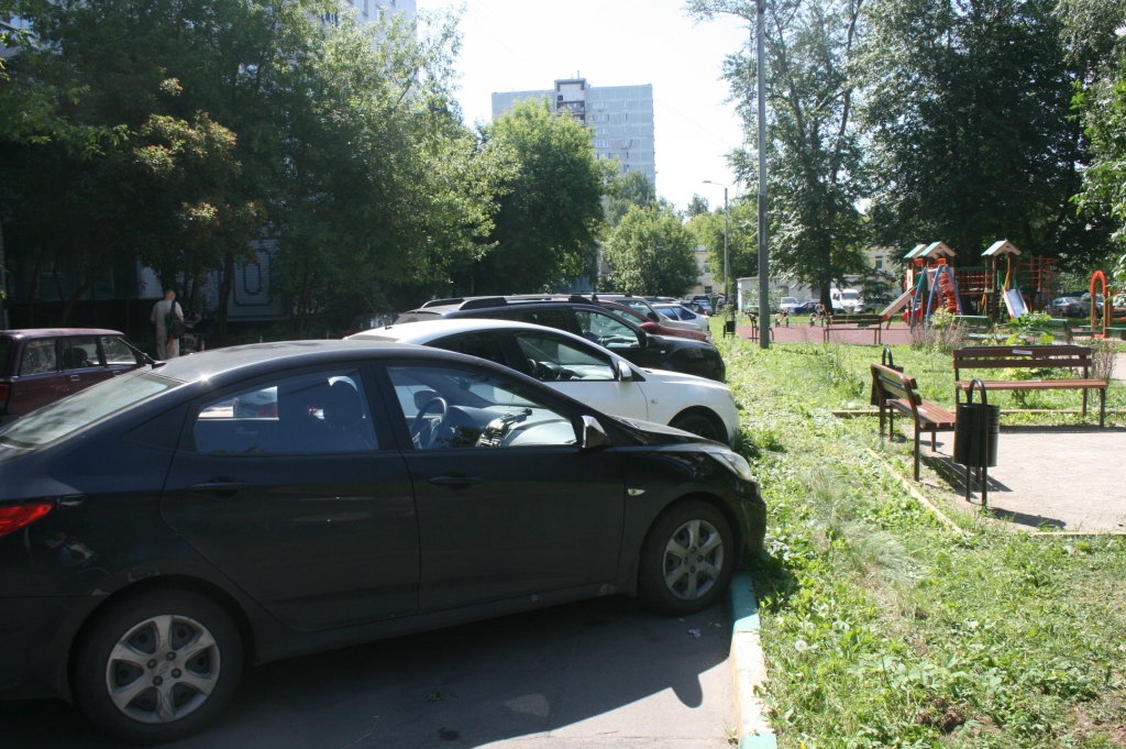 г. Москва, ул. Сходненская, д. 25-придомовая территория