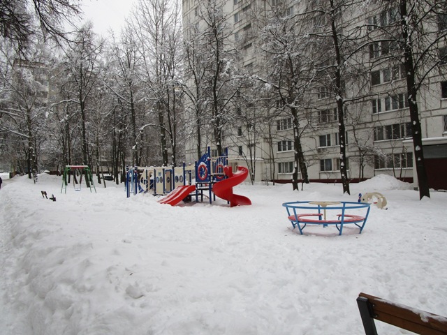 г. Москва, ул. Теплый Стан, д. 15, к. 4-придомовая территория