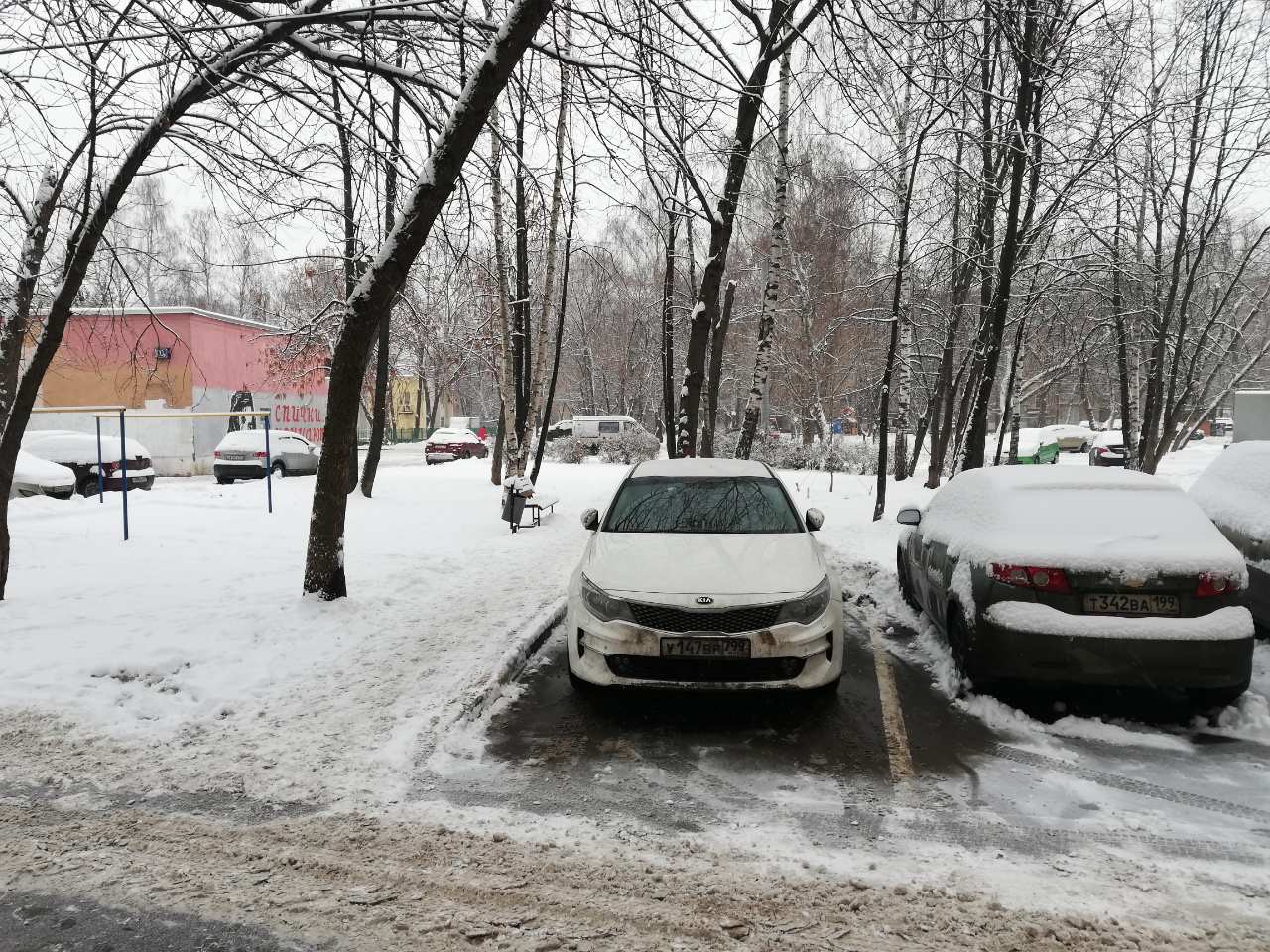 г. Москва, ул. Халтуринская, д. 18-придомовая территория